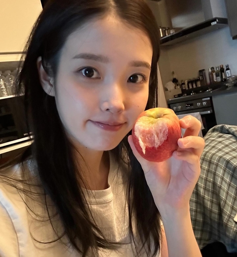 사진 : 가수 겸 배우 아이유SNS