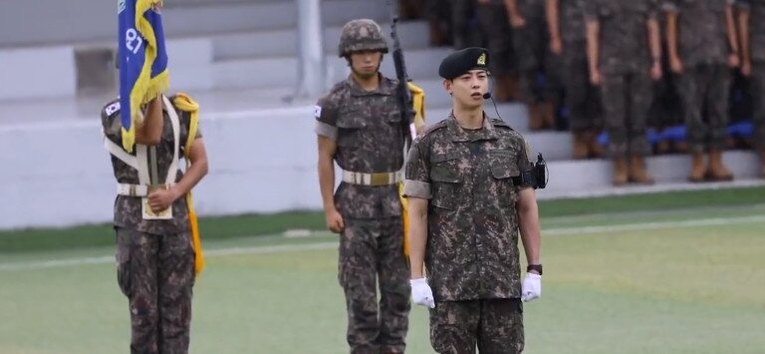 사진 : 온라인 커뮤니티 X 캡처, 소속사 판타지오 관계자의 SNS