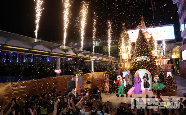 미키 마우스와 미니 마우스가 ‘Magical Christmas @ 하버시티’ 점등식에 참석해, 9미터 높이의 마법 크리스마스 트리를 둘러싸고 수백 명이 모여 축제의 분위기를 즐겼습니다.