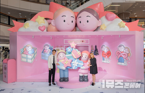 태국의 인기 일러스트 듀오 ‘Sundae Kids’가 선보이는 《Threads of Love》 인스톨레이션. 그들의 시그니처인 사랑스러운 캐릭터들과, 센터피스로 자리한 거대한 핑크 선물 하우스 《This is for You》가 눈길을 끕니다.