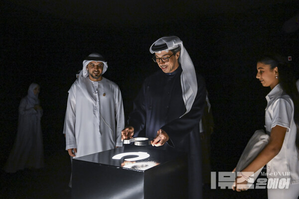 HH Sheikh Mansour bin Zayed Al Nahyan, UAE Vice President and Deputy Prime Minister (center R), launches Al Khail Square project, at Abu Dhabi Equestrian Club. Seen with HE Ali Al Shaiba, Director General for the Abu Dhabi Equestrian Club (center L). ( Eissa Al Hammadi / UAE Presidential Court )