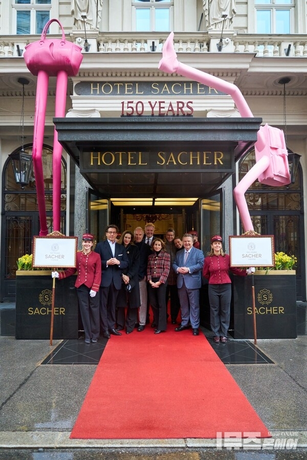 The owner families Gürtler and Winkler, artist Erwin Wurm with his two sculptures “Step Big” and “Dancer,” and the Mayor of Vienna, Dr. Michael Ludwig, at the unveiling marking the 150th anniversary of Hotel Sacher Vienna in front of the hotel entrance.